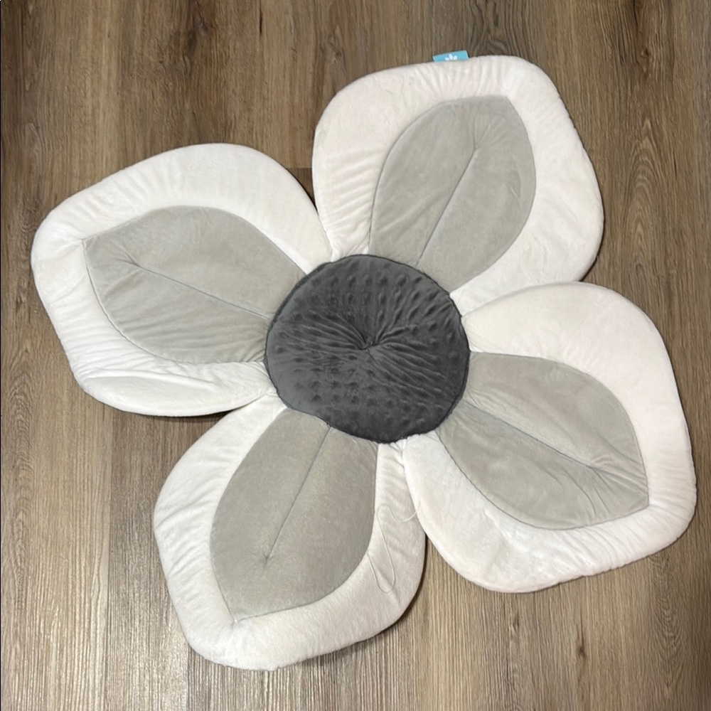 Blooming Bath Gray and White Plush Bath Mat with Flower Design LIKE NEW